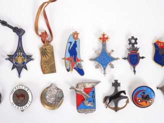 Vente aux enchères INFANTERIE – CAVALERIE – ARTILLERIE  Ensemble de quatorze insignes :  