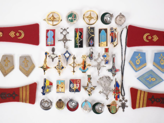 Vente aux enchères DIVERS  Bel ensemble de 32 insignes et insignes de béret, quatre patte