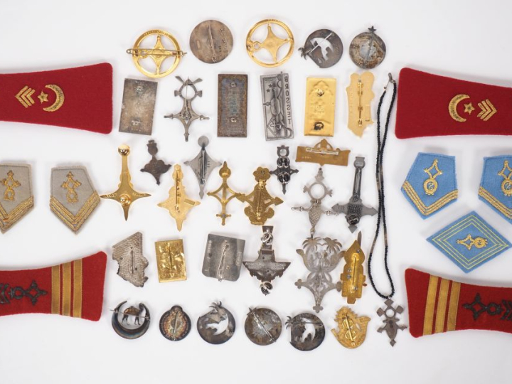 DIVERS  Bel ensemble de 32 insignes et insignes de béret, quatre patte