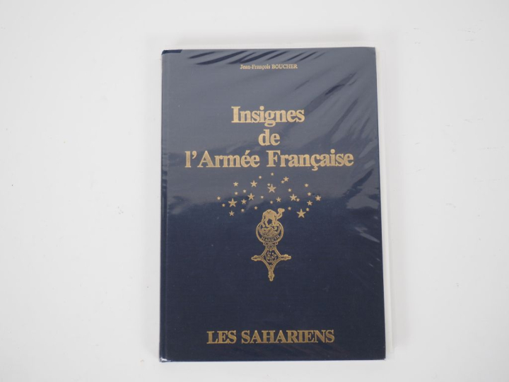 DIVERS  Bel ensemble de 32 insignes et insignes de béret, quatre patte