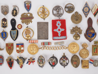 Vente aux enchères Ensemble d’insignes et de divers :  Dont insignes de béret, 151e RI, c