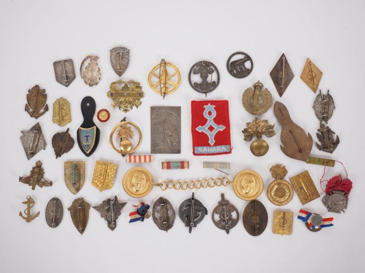 Ensemble d’insignes et de divers :  Dont insignes de béret, 151e RI, c
