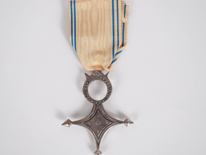 FRANCE  ORDRE DU MERITE SAHARIEN  Croix de chevalier en argent. Poinço