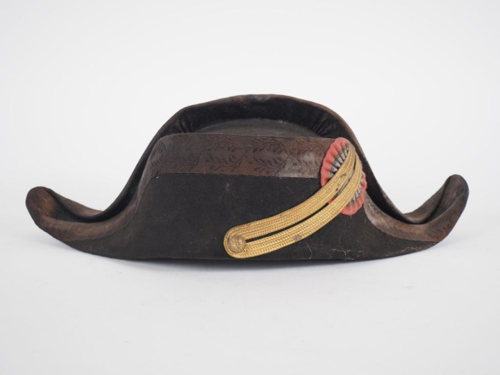 Bicorne et tunique de polytechnicien.  IIIe République.  A.B.E. Matric