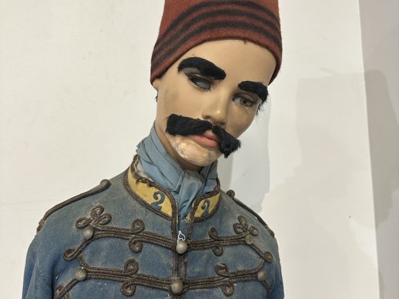 Mannequin de chasseur d’Afrique comprenant :  - Chechia - Cravate.  - 