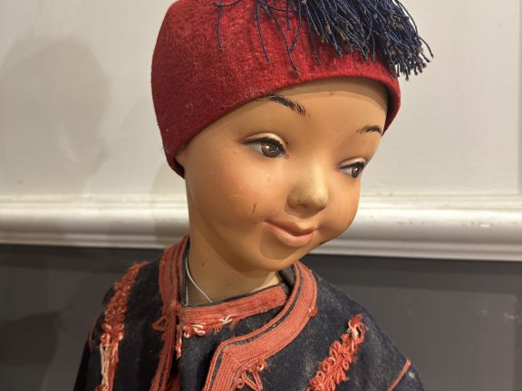 Petit mannequin présentant un uniforme de zouave pour enfant comprenan