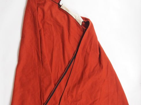 -Sarouel. En drap rouge et soutache jonquille. Cachet de fabricant d’A