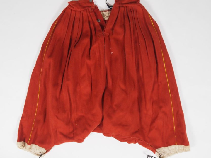 -Sarouel. En drap rouge et soutache jonquille. Cachet de fabricant d’A