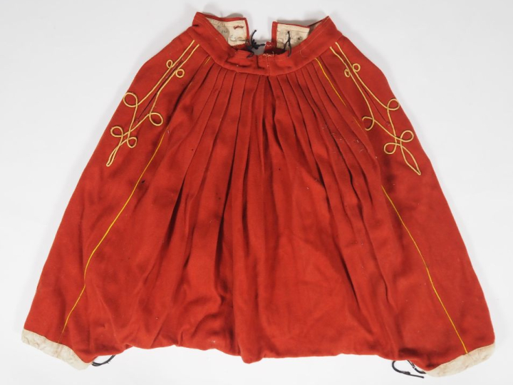 -Sarouel. En drap rouge et soutache jonquille. Cachet de fabricant d’A