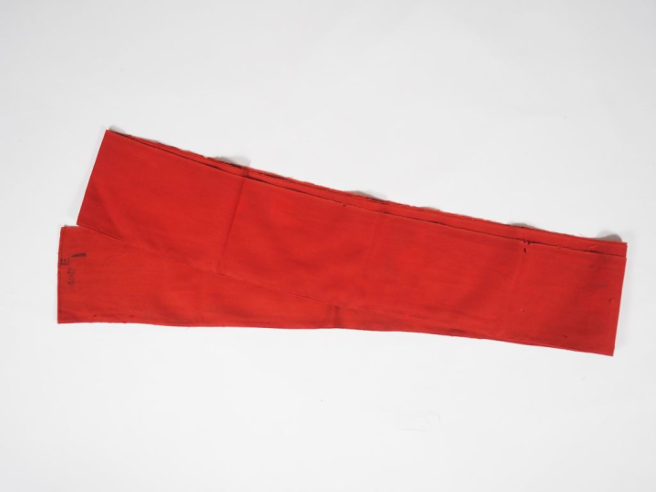 -Sarouel. En drap rouge et soutache jonquille. Cachet de fabricant d’A