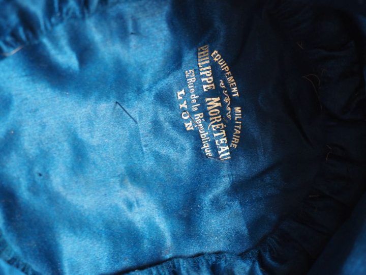 Ensemble de neuf képis et épaves de képis d’infanterie dont capitaine 