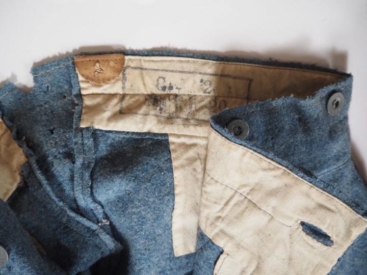 Ensemble de huit pantalons et culottes dont :  -Culotte en drap bleu h