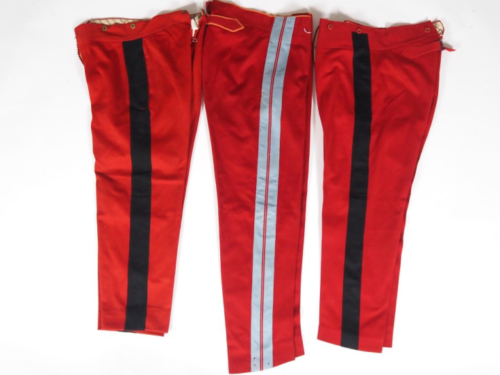 -Deux pantalons d’officier. Garance bande noire.  -Pantalon officier d