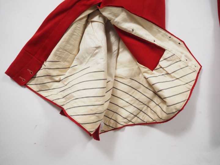 -Deux pantalons d’officier. Garance bande noire.  -Pantalon officier d