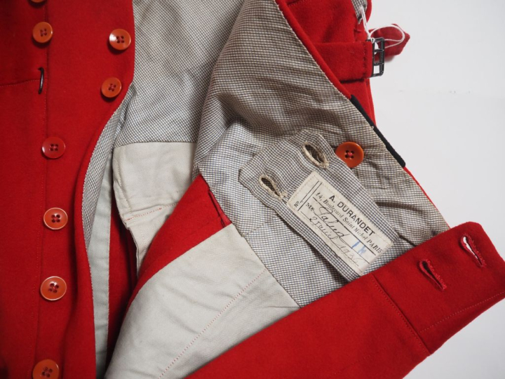 -Deux pantalons d’officier. Garance à une bande noire. Un au nom de Pa