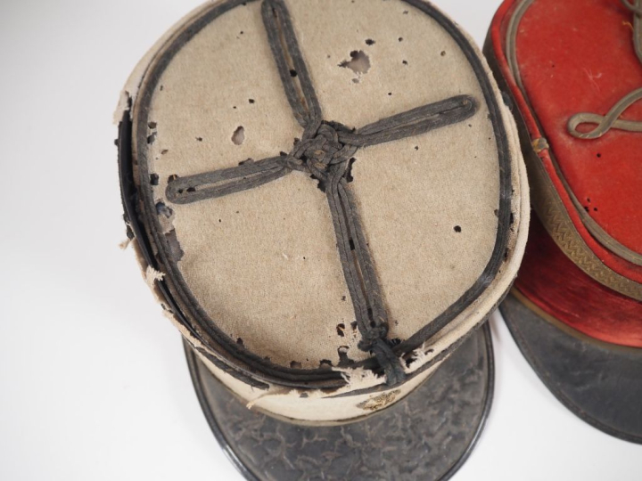 Quatre képis, dont deux de tirailleurs, un du 2e zouaves, et un d’offi