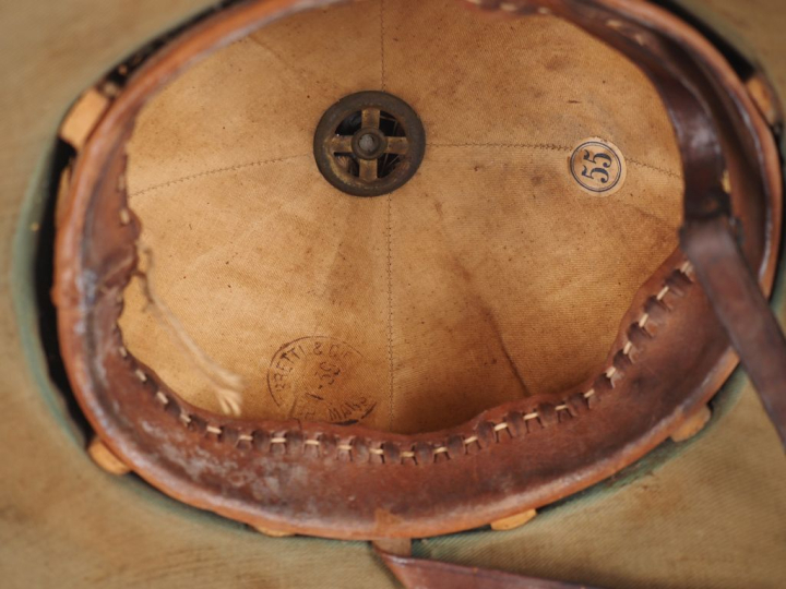 Quatre casques coloniaux.  En liège, deux recouvert de toile blanchie 