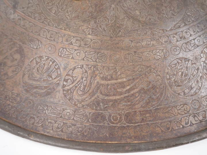 Rondache indo-persane.  En fer gravé, avec restes de décor à l’or, à q