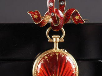 Vente aux enchères Ravissante montre de col Napoléon III et une broche en or jaune 750.  