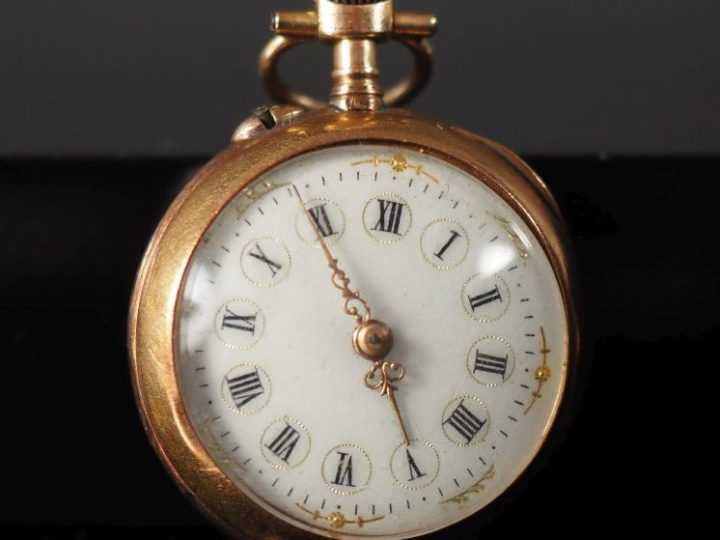 Ravissante montre de col Napoléon III en or jaune 750.  Cadran à chiff