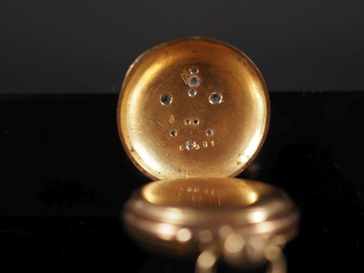 Ravissante montre de col Napoléon III en or jaune 750.  Cadran à chiff
