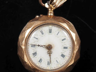 Vente aux enchères Montre de col Napélon III en or jaune 750, à décor facetté.  Cadran à 