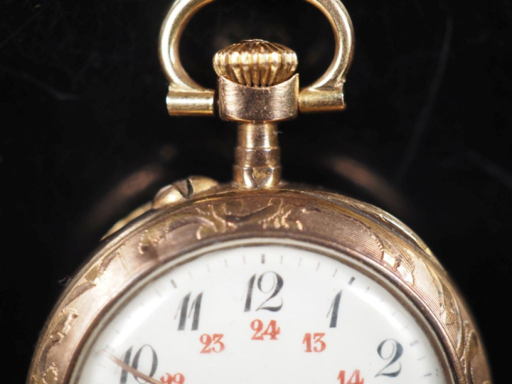 Montre de col Napoléon III en or jaune 750.  Cadran à chiffres arabes 