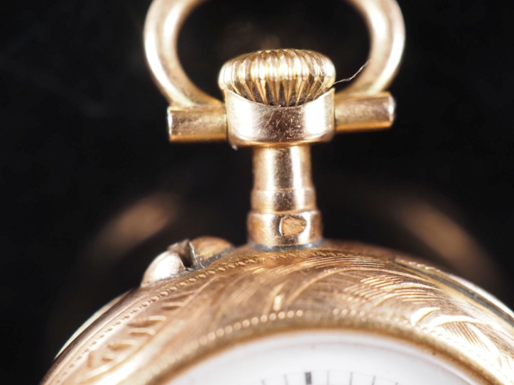 Montre de col Napoléon III en or jaune 750.  Cadran à chiffres romains