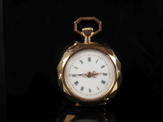 Vente aux enchères Montre de col en or jaune 750.  Cadran à chiffres romains pour les heu