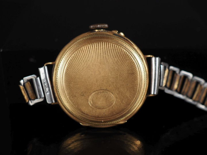 Montre de col transformée en montre bracelet en or jaune 750.  Cadran 