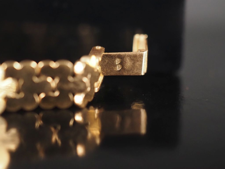 LIP N°140021 Montre bracelet de dame, boitier et bracelet en or jaune 