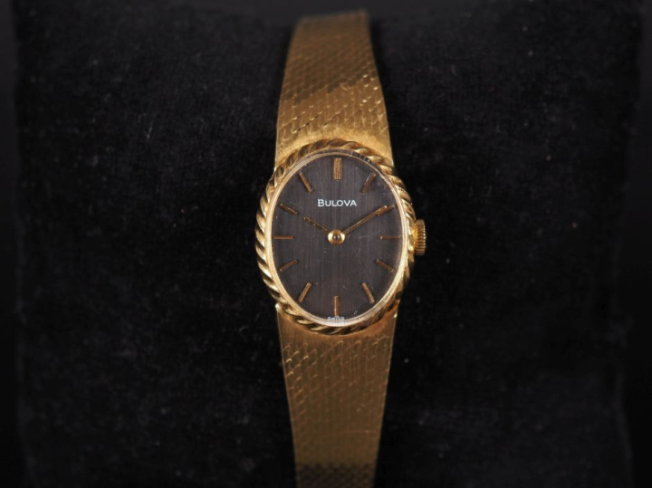 BULOVA Montre bracelet de dame, boitier et bracelet en or jaune 750.  