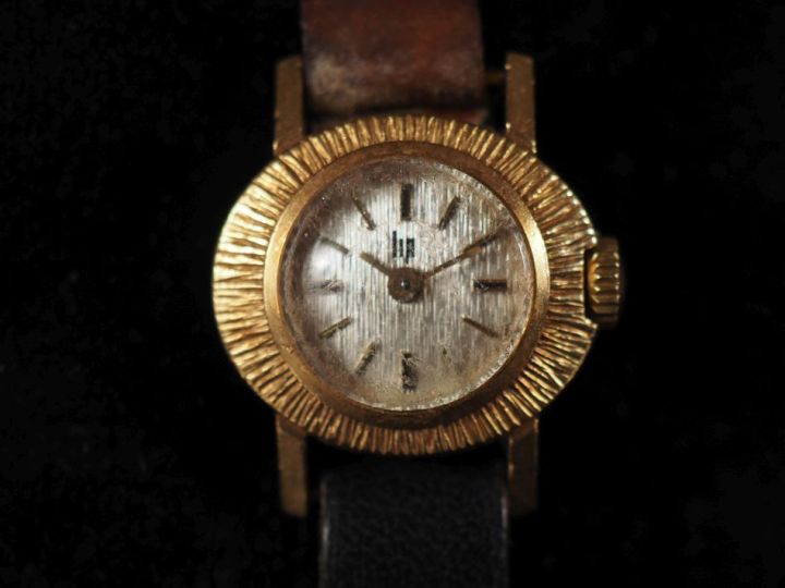 LIP N°74040 Montre bracelet de dame, boitier ovale texturé en or jaune