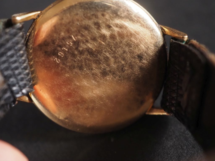 DAUPHINE Montre bracelet, boitier en or jaune 750.  Cadran à chiffres 