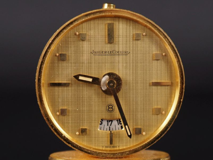 JAEGER LECOULTRE, 8 Jours Ref. 141 Vers 1950 Réveil en métal doré.  Ca