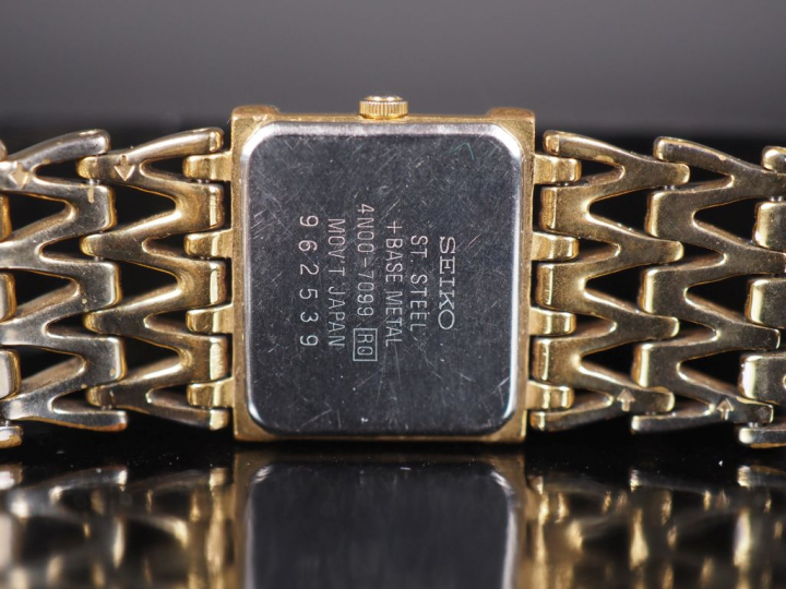 SEIKO, Tank Ref. 317 N° 962 539 Montre bracelet de dame en métal doré.