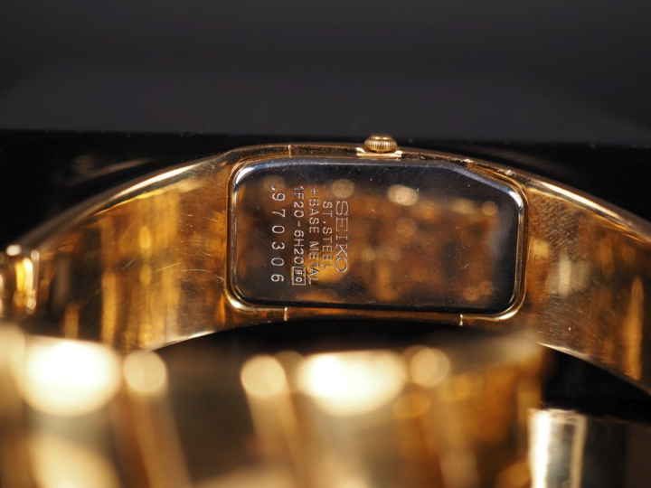 SEIKO, Rivoli Ref. 337 N°970 306 Montre bracelet en métal doré.  Cadra