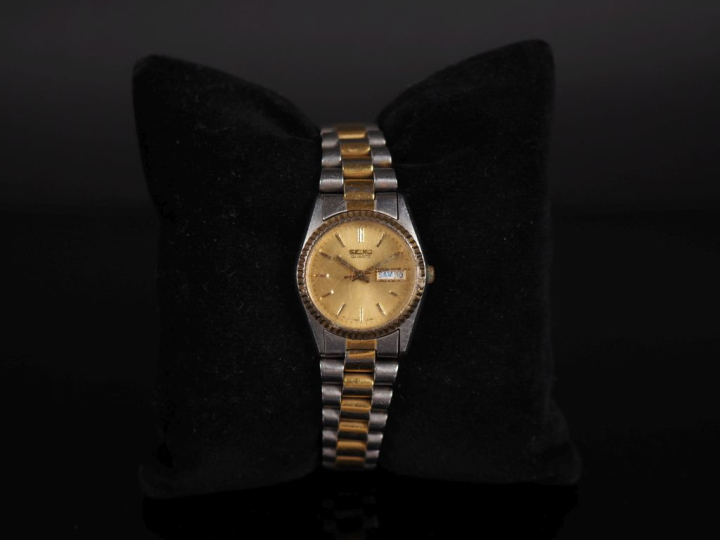 SEIKO N°362006 Montre bracelet en acier et métal doré.  Cadran à index
