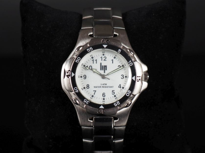LIP Montre bracelet en acier.  Cadran rond à chiffres arabes pour les 