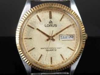 Vente aux enchères LORUS Boitier de montre en acier.  Cadran rond à index bâtons pour les