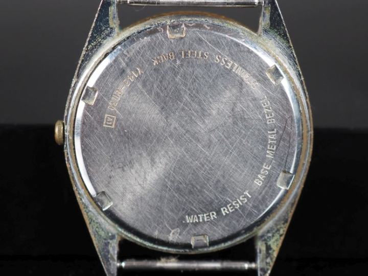 LORUS Boitier de montre en acier.  Cadran rond à index bâtons pour les