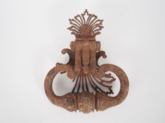 Vente aux enchères Heurtoir Louis XIV en fer forgé à décor ajouré de palmette. Dim. 35 x 