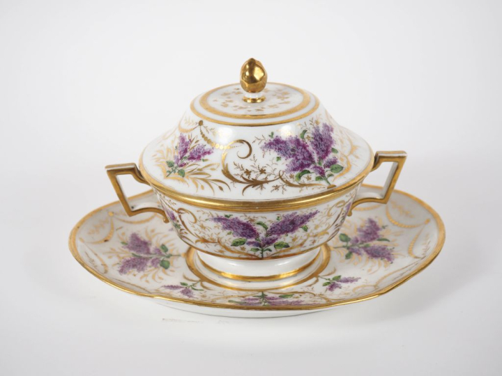 Bouillon couvert et son présentoir XIXème en porcelaine, à décor de fl