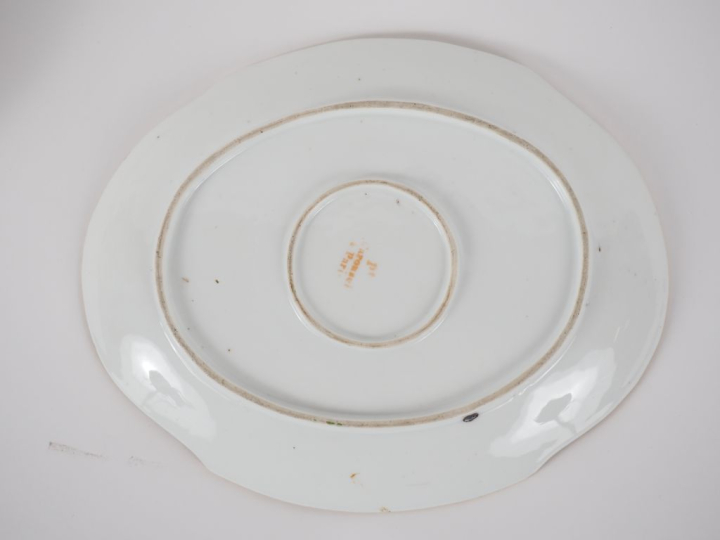 Bouillon couvert et son présentoir XIXème en porcelaine, à décor de fl
