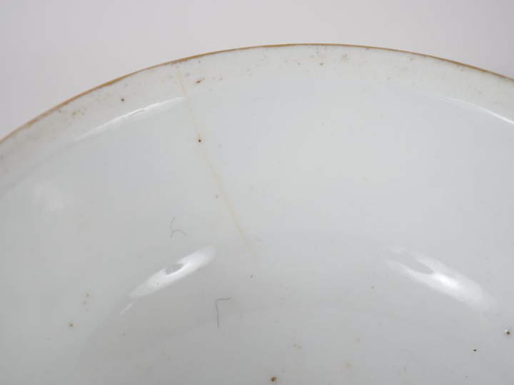 Bouillon couvert et son présentoir XIXème en porcelaine, à décor de fl