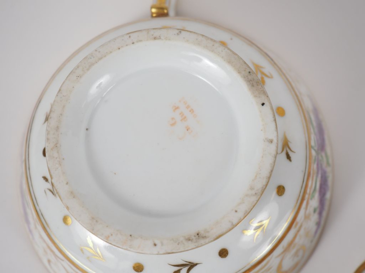 Bouillon couvert et son présentoir XIXème en porcelaine, à décor de fl