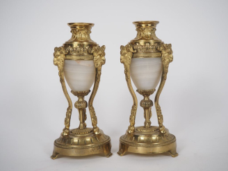 Vente aux enchères Paire de cassolettes de style Louis XVI en onyx blanc et bronze doré. 