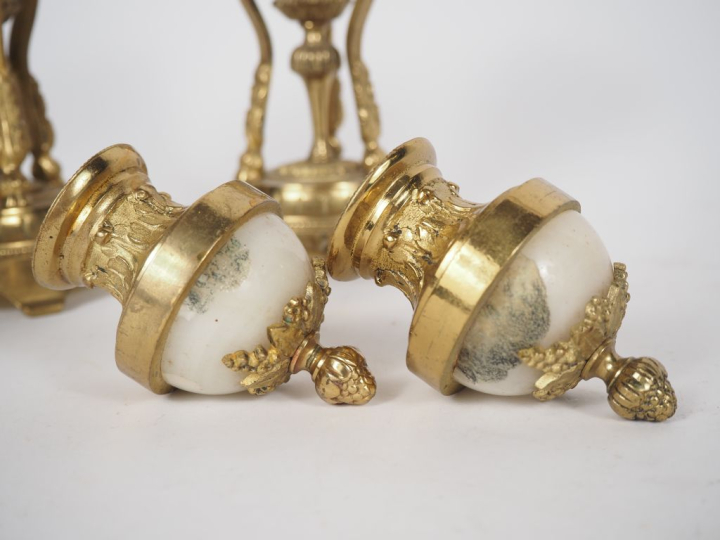 Paire de cassolettes de style Louis XVI en onyx blanc et bronze doré. 