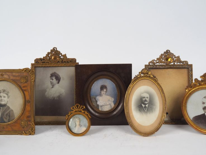 Lot de 5 cadres porte photos 1900 en bois ou métal doré , on y joint 2