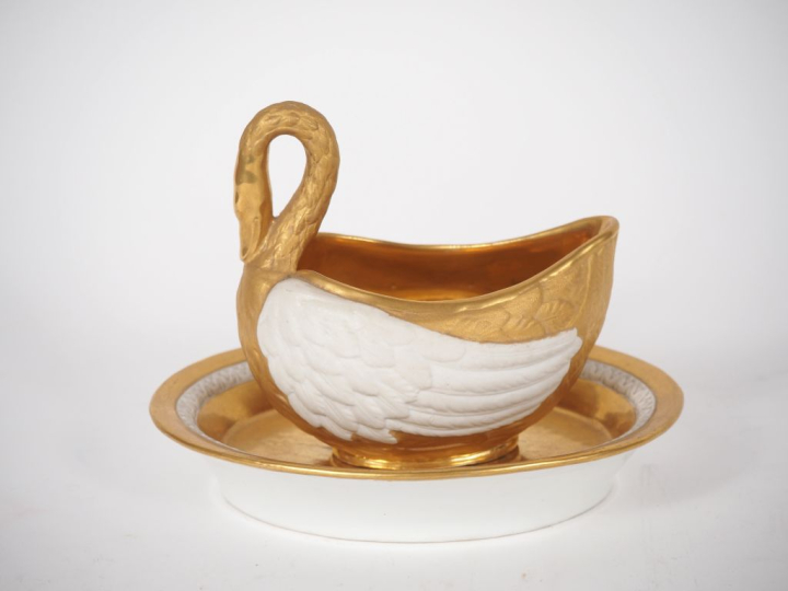 Tasse et sous tasse de style Empire en porcelaine blanche et dorée en 